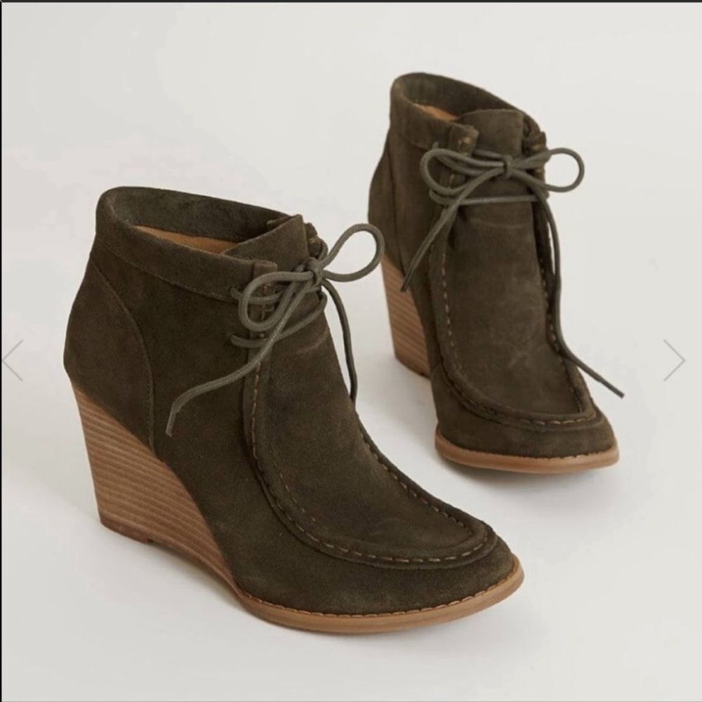 LUCKY BRAND Ysabel Wedge in Dark Moss. Size 8.5